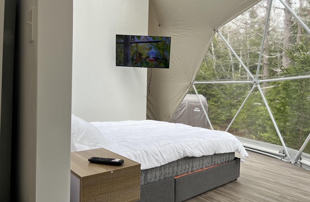 Indulge in luxurious bliss ￼: private Hot Tub, kayaking. So much more