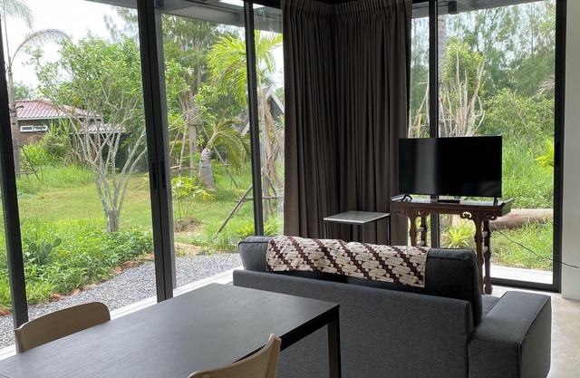 Industrial-style, comfortable, new house by a lake 15 min south of Hua Hin