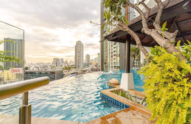Infinity Pool/Sky Bar/City View/1 min walk to BTS/W District/Family Friendly