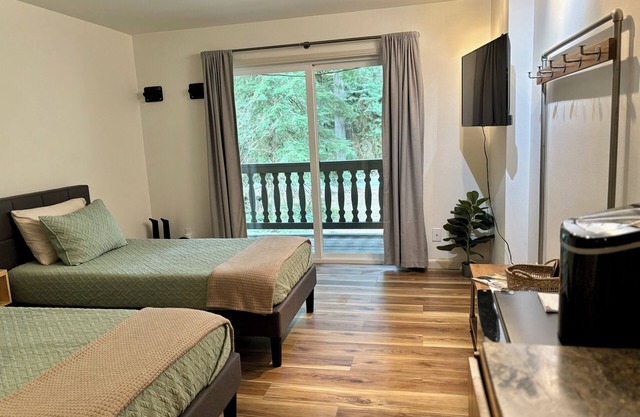 INN the Mountains Mt Baker Ski Hike Pets Glacier