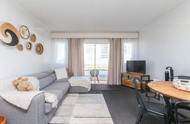 Inner City One Bedroom Apartment w/Pool View 22