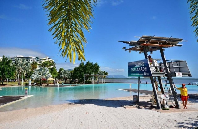 Inner City One Bedroom Apartment with Pool View 22