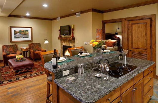 Innsbruck Aspen Deluxe One-Bedroom Garden Residence 1, Located on Main Street