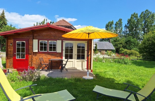 Intimate, sunny châlet for 2 people in southern Normandy