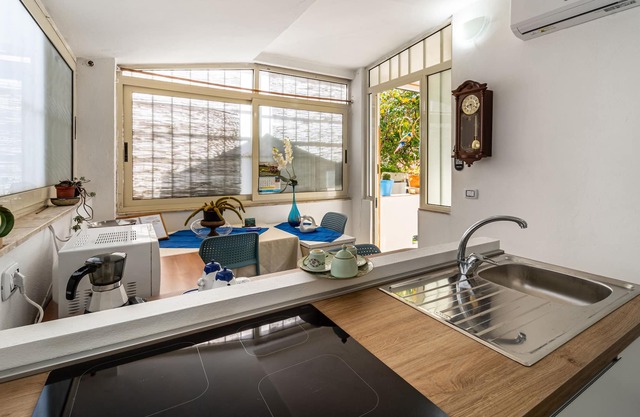 Intimate, quiet studio apartment with a small living room and equipped kitchen