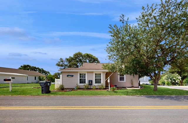 Intracoastal Waterway-view cottage with private deck, & central AC