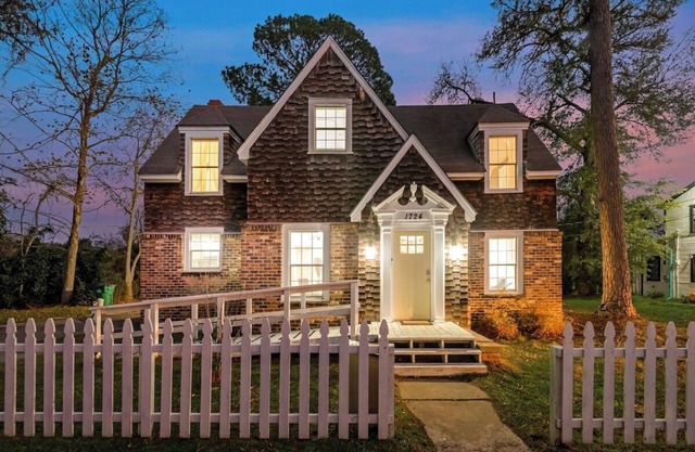 Inviting 100-yr-old updated & roomy cottage w/deck