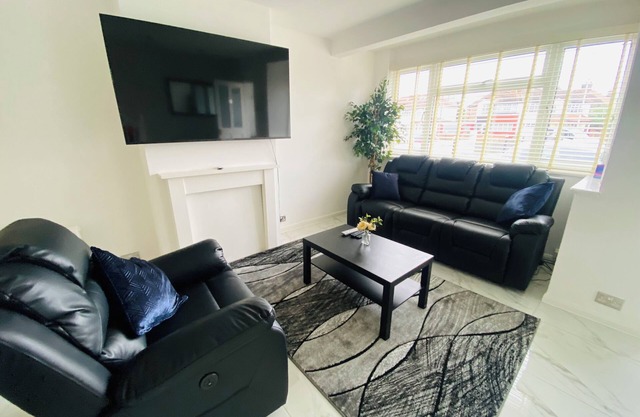 Inviting 4-Bed House in Leeds