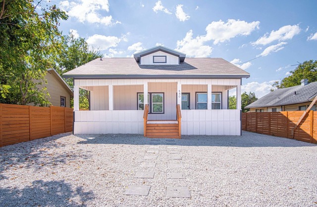 Inviting 4BR/3BA Near Downtown & Riverwalk