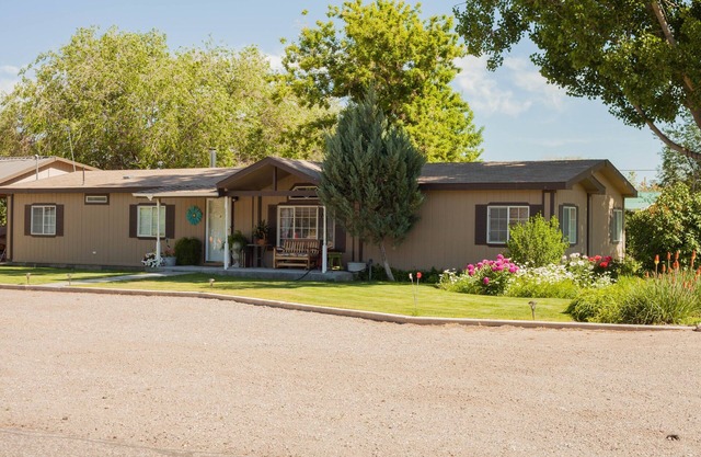 Inviting and relaxing country house right on I-70 in beautiful Sevier Valley.