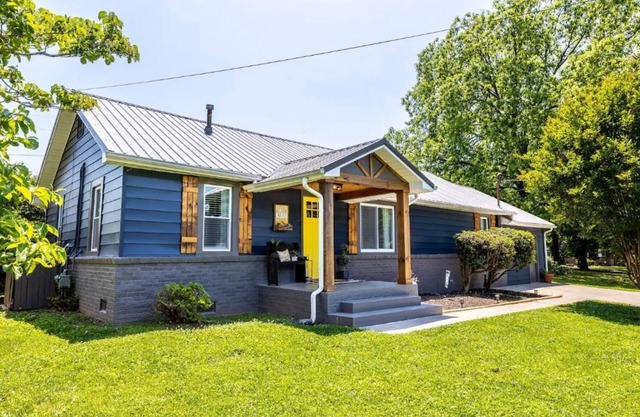 Inviting, Clean, Comfortable Spacious 3/2 Home in Maryville