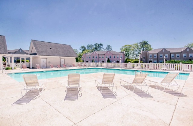 Inviting condo with golf, tennis, pool, central AC, & W/D