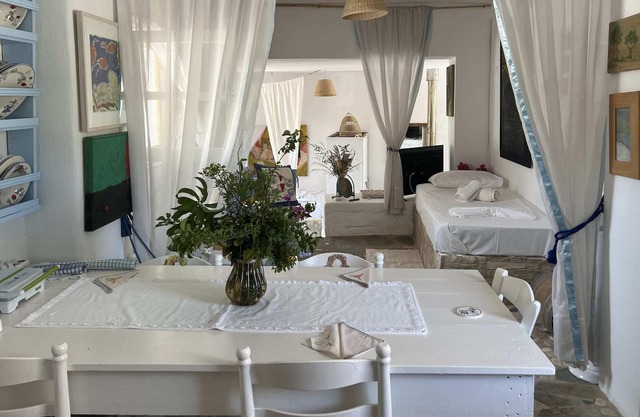 Ios Traditional House-Cozy Summer Retreat