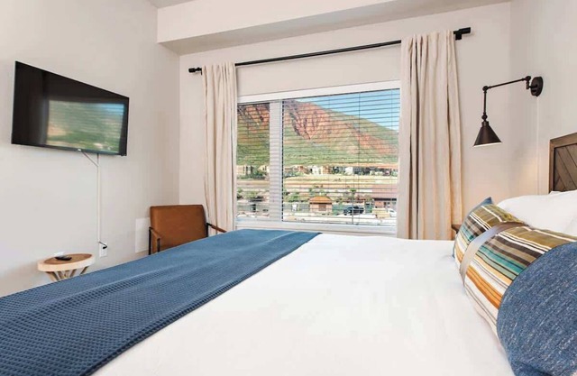 Iron Mt Hot Spgs Condo #307 | Mtn Views | Sleeps 4