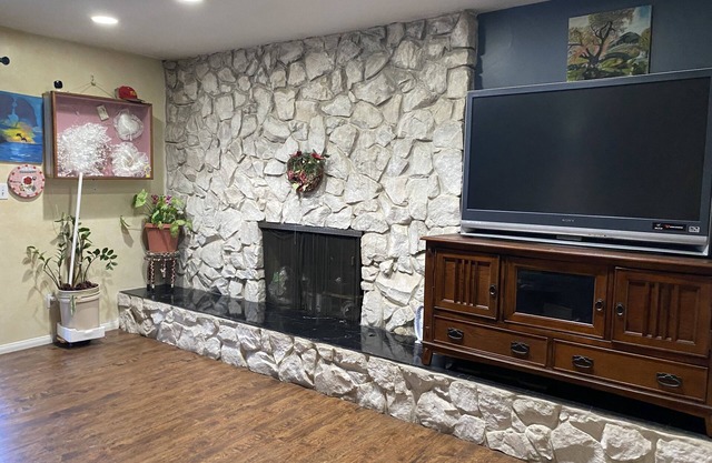Is a corner house close to magic mountain park and universal studios.