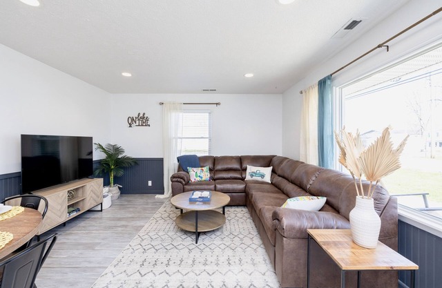 Island Cottage w/Pool Table & Walking distance to Cranberry!