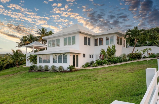 Island Girl is a Magnificent Home Very Near La Chata Beach in Bravos de Boston.