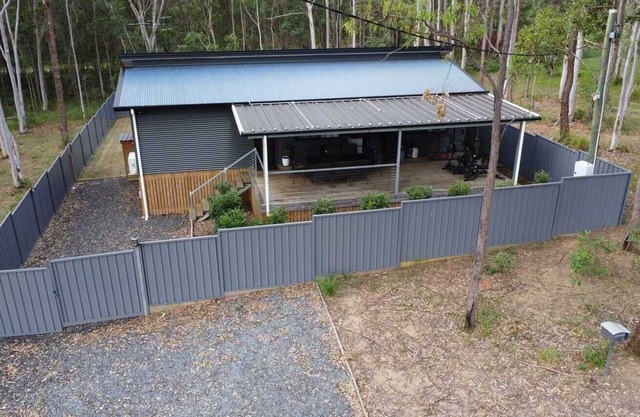 ISLAND HAVEN WOOD - COZY COTTAGE IN AMONGST THE GUMS TREES