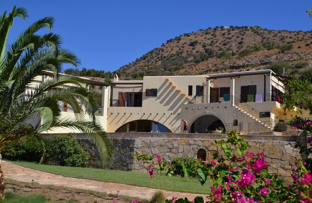 ISLAND VILLA sleeps 10 people