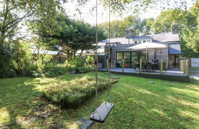 ISLWYN, pet friendly, with open fire in Bala