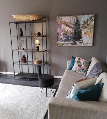 Iso huoneisto koskien ja palveluiden äärellä