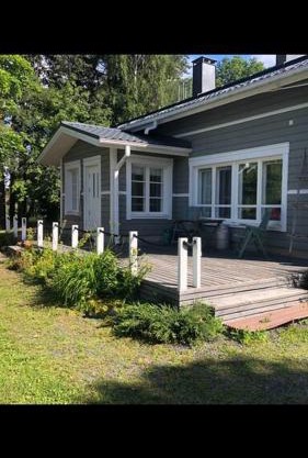 Iso omakotitalo monella nukkumapaikalla .