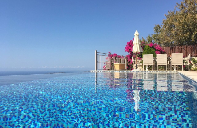 Isolation villa paradise! Sleeps 10. Stunning Infinity Pool, Breathtaking Views