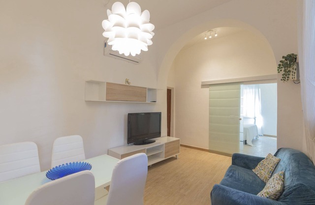 It is located on the second floor of a characteristic building in the historic center, in a really c