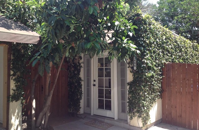 Ivy Covered Cottage in the heart of Silver Lake