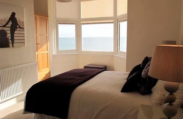 Ivy House - Seafront house with garden seating and stunning sea views! - Ocholo Villas