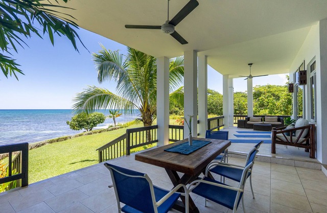 Ivy's Cove - Luxury Villa with private beach