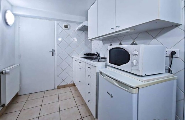 J2 Studio 3 beds on garden level + parking lot