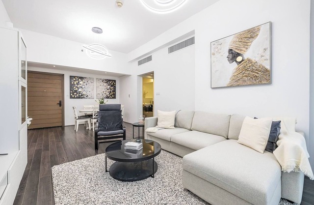 J8 - Spacious 2 Bedroom near Media City