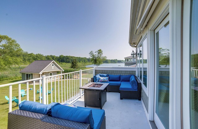 Jackson Lakefront Getaway w/Balcony, Dock Access