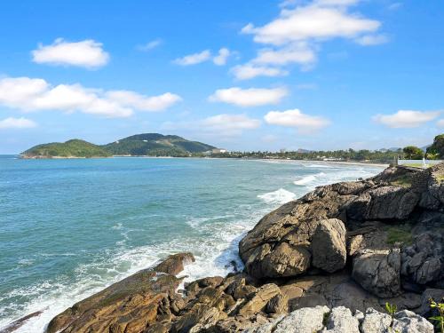 Jacuzzi - 200m da Praia - Churrasqueira - 4 Suítes