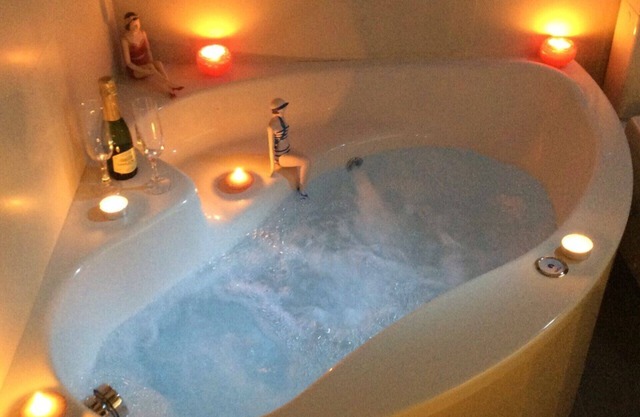 Jacuzzi apartment in city center - with champaign