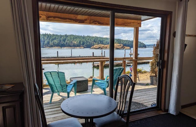 Jade Resort-Oceanfront Suites in Gowlland Harbour