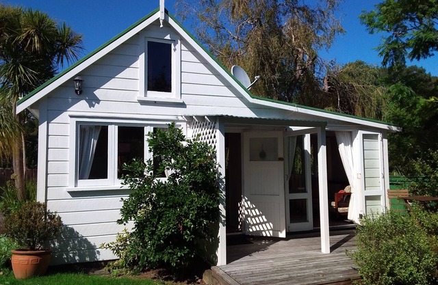 Jaed Cottage - Set on Sunny & Serene 1.75 Acres. Close to Town/wi-fi