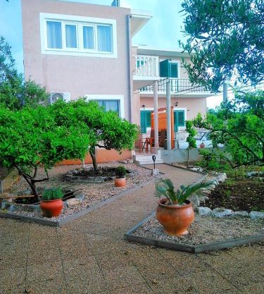 Jakov one bedroom apartment Sucuraj