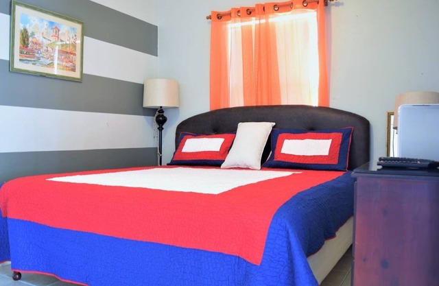 Jamaica Vacation Rentals - New Kingston, family condo