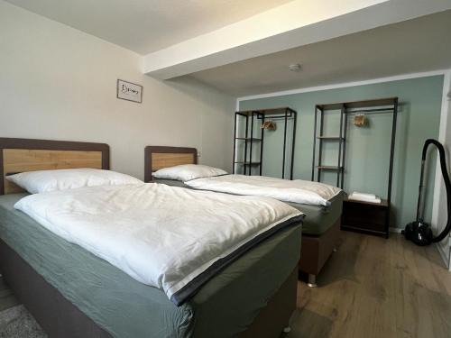 janu-homes - 1 Zimmer Apartment - 2 Betten, Kirchblick vom Kirchplatz