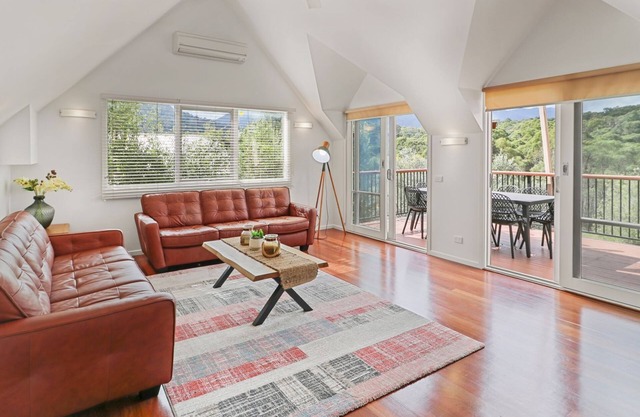 Jarrah Lodge - pleasant views to Mt Buller and surrounding mountains.
