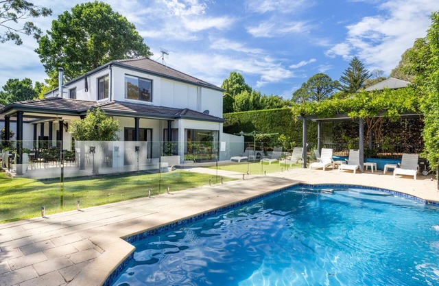 Jasmine House - Pet Friendly with Swimming Pool