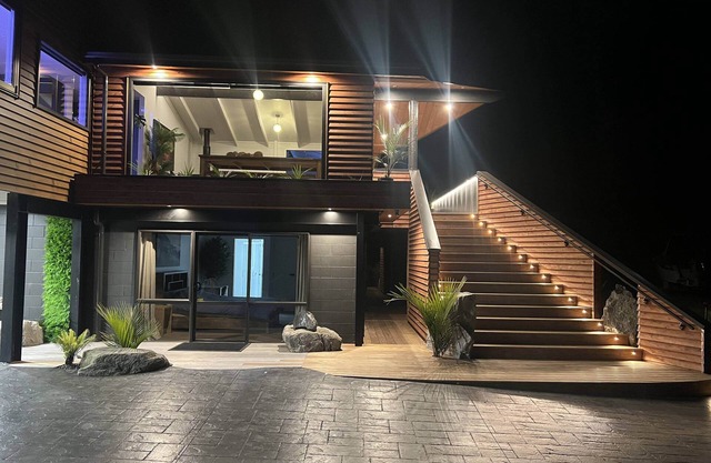 JETTY. 5 Bedrooms 5+ New Bathrooms, Beach. Designer Kitchen. 85” TV