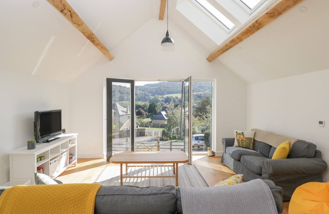 JOHN'S LOOKOUT, family friendly, with a garden in Monmouth