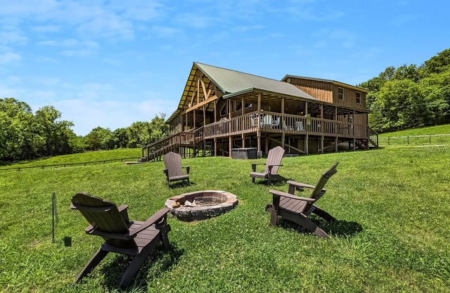 John Thomas Farmhouse ~ secluded valley + creek