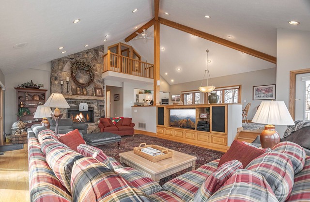 Johnny Appleseed | Lakefront + Pool Access