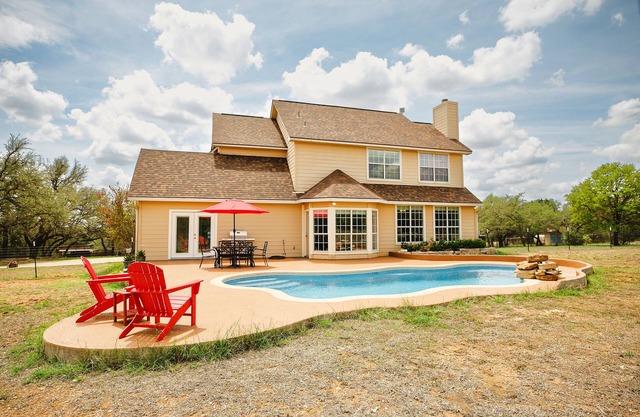 Johnson City+Pool=Fall FUN! Enjoy the TX Hill County, Wineries & Exotic Zoo!