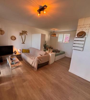 Joli Studio vue Mer avec Piscine