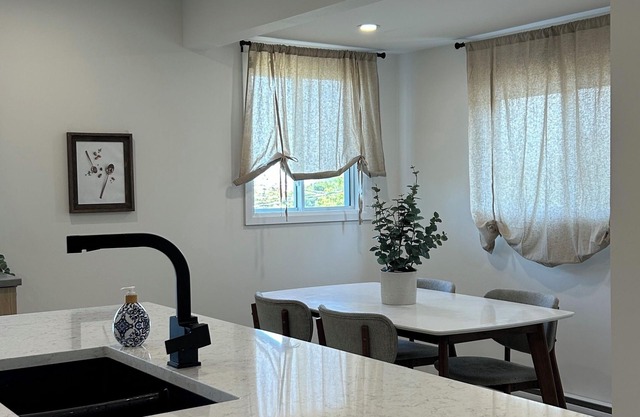 Jolie et Spacieux Appartement 2 Chambres Fraîchement Rénové et Bien Situé à Hull